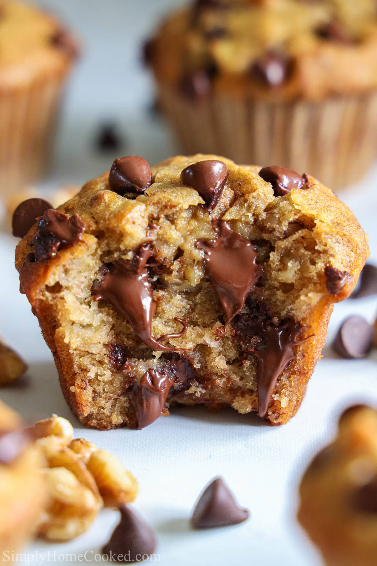 Ako volite slatki doručak, onda će vas oduševiti ovi muffini sa čokoladom od banane. Otopljena čokolada i hrskavi orasi u muffinu od banane.