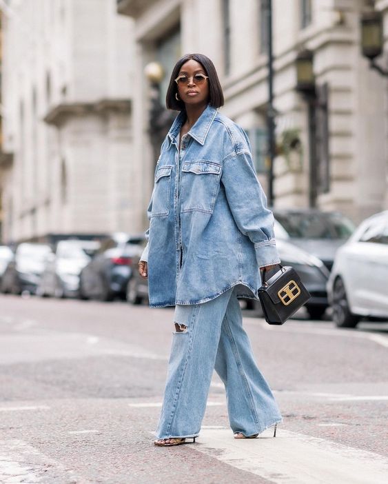 Total denim look, odnosno kombiniranje više denim komada u jednom outfitu, ponovno je postao popularan, a brendovi poput ZARA prate trend.