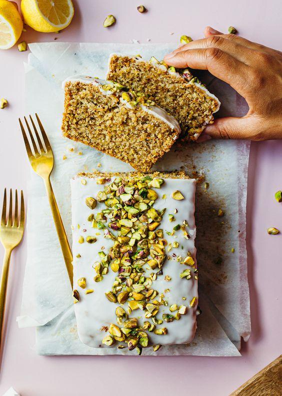 Banana bread već godinama drži visoku poziciju među omiljenim slasticama. Oduševljeni brzom pripremom, titulu najpopularnijeg pistachio bread.