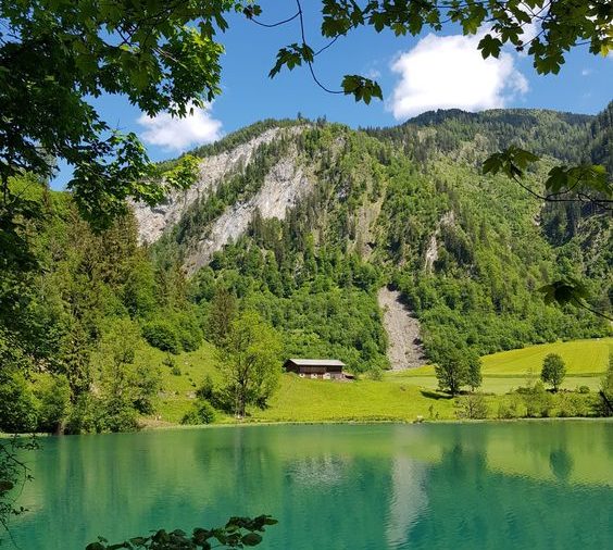Proljeće je vrijeme kad priroda procvjeta u raskoši, a što bi moglo biti bolje od odlaska na idiličan izlet u austrijske Alpe? Zell am See,
