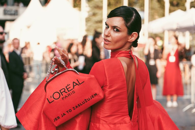 Spoj glamura i snažne poruke o ženskom osnaživanju predstavljen kroz saradnju Marka Fehera i L’Oréal Paris brenda