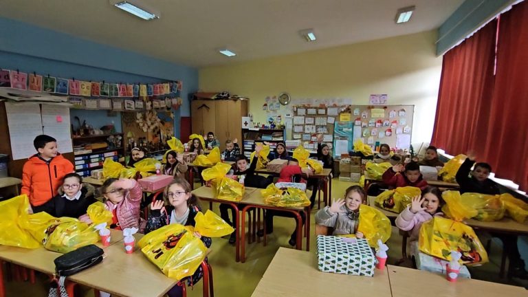 Porsche grupacija donirala novogodišnje paketiće učenicima Osnovne škole u Jablanici