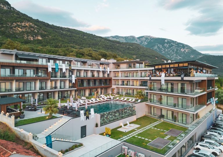 Royal Blue Resort & Residences: Luksuz i udobnost u srcu Boke Kotorske