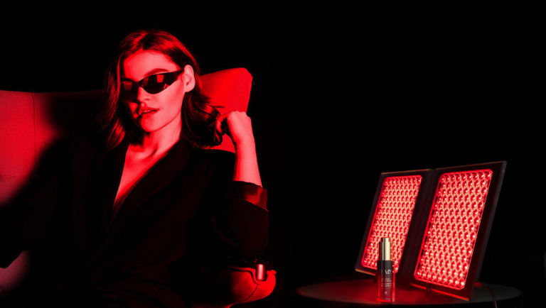 Zlatni standard LED njege kože je stigao: FAQ™ Swiss predstavlja najnapredniji kućni LED panel do sada