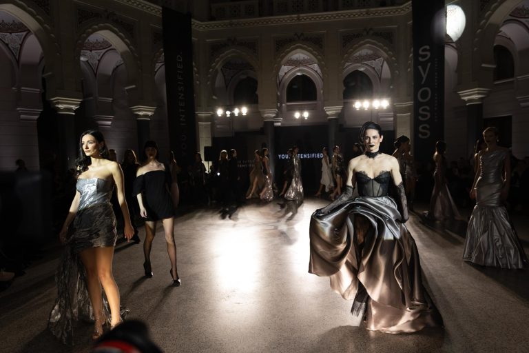Bili smo na SYOSS GLAZE Fashion Showu u Sarajevu: Modna čarolija, inspiracija i sjaj – sve smo to doživjeli uživo
