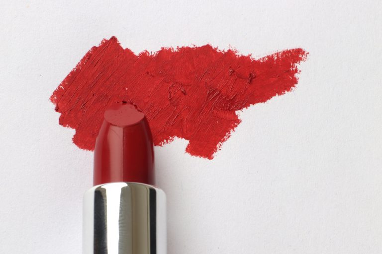 Crveni karmin kao bezvremenski beauty klasik
