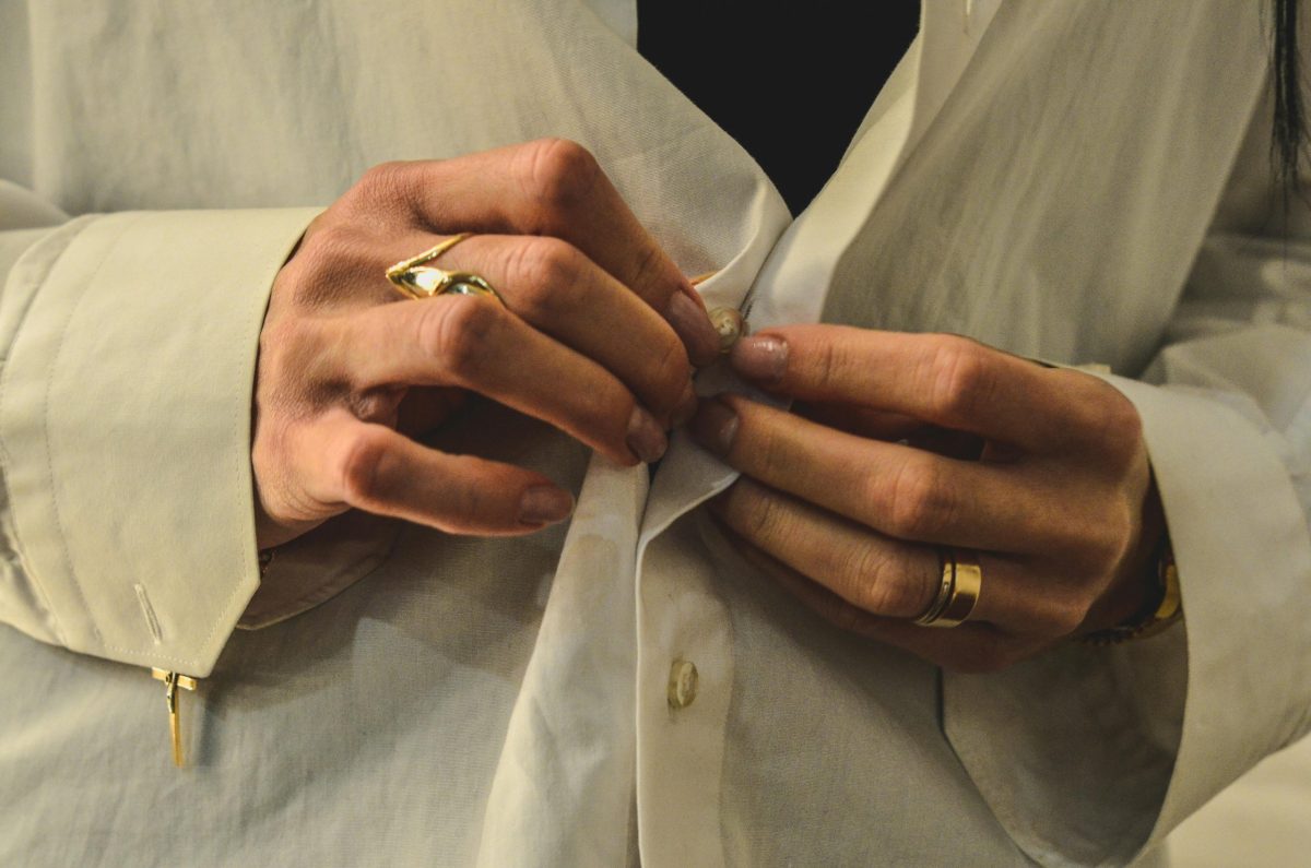 različito kopčanje muškaraca i žena