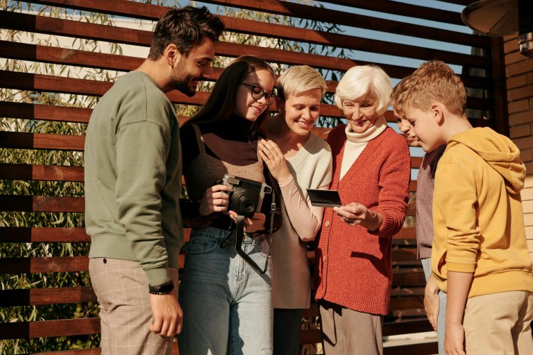 Generacije kroz vrijeme: Baby Boomeri, Generacija X, Milenijalci, Gen Z i Gen Alpha – ključne razlike i karakteristike