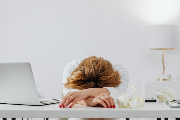 “Burnout” nije samo umor: znakovi koje žene često ignorišu