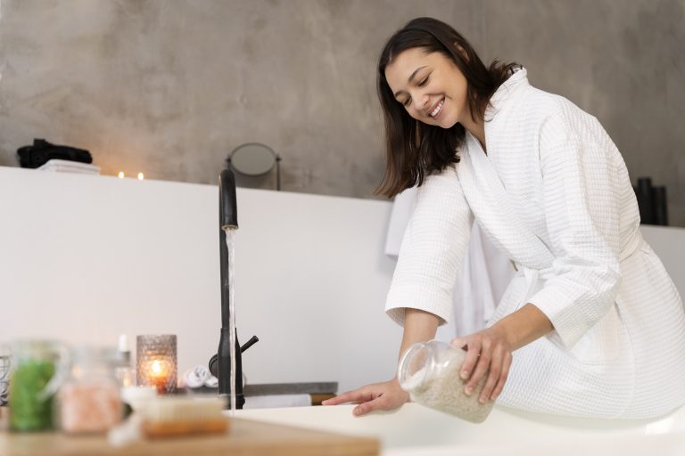 Epsom soli: kako se koriste i zašto su popularne u wellness rutini?