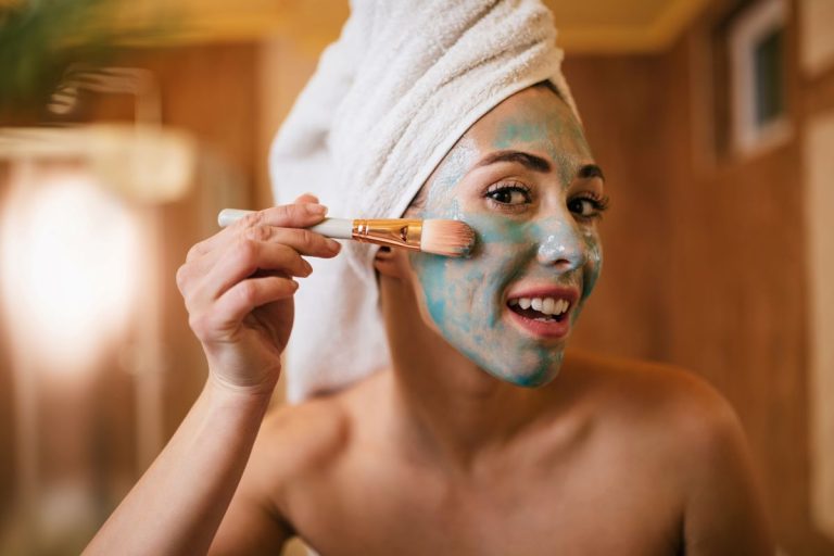Maske za lice tokom ljeta: Kako odabrati pravu njegu za 20+, 30+, 40+ i 50+ godina