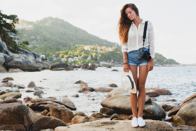 Denim šorc, košulja i baletanke – savršen ljetni outfit za moderan i jednostavan stil